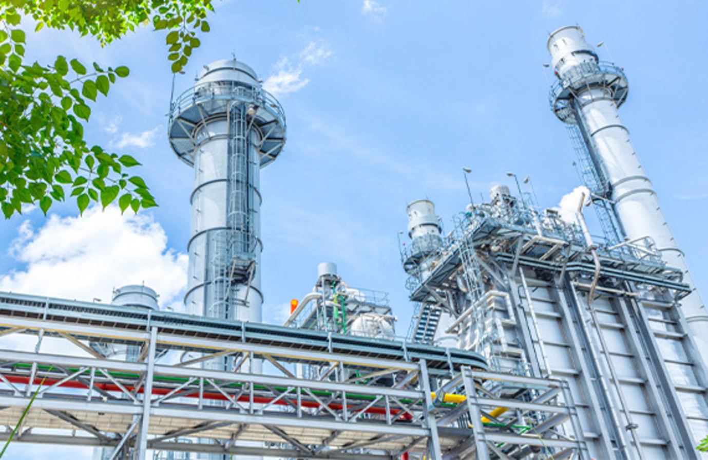 Power plant with efficient steam traps powering its system