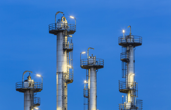 Common challenges in the distillation process include pressure fluctuations, poor control, feed variability, temperature changes, and deteriorating equipment.