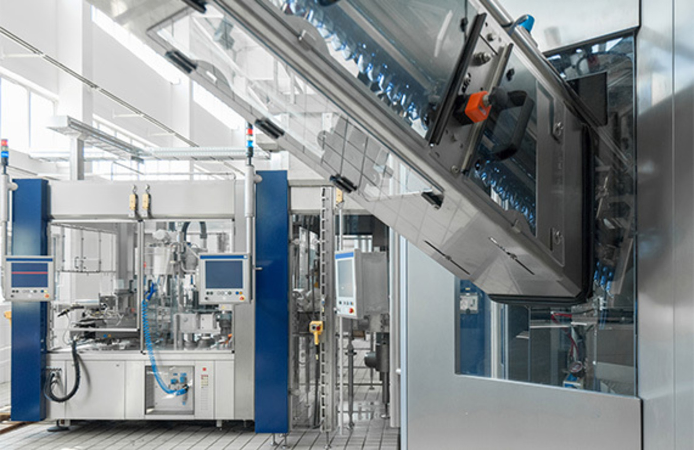 A conveyor belt machine in a pharmaceutical factory, illustrating the automated manufacturing of medical products.