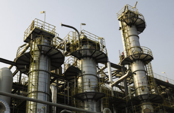 Common challenges in the distillation process include pressure fluctuations, poor control, feed variability, temperature changes, and deteriorating equipment.