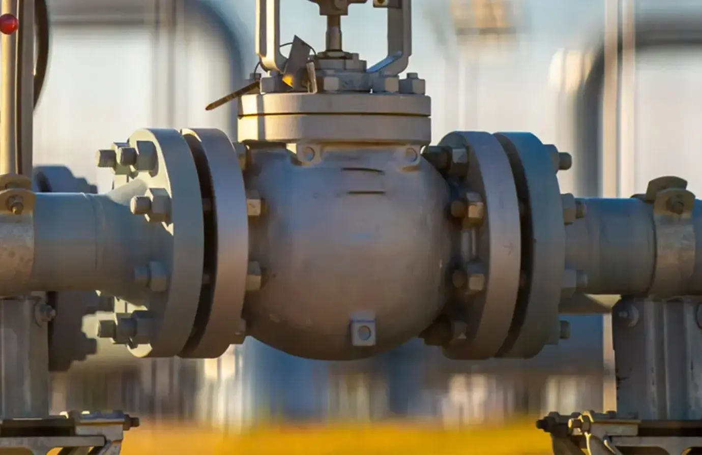 Globe control valve mounted outside on a gas pipeline