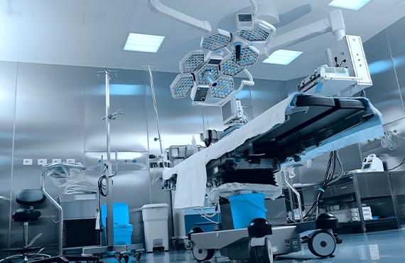 A well-equipped hospital operating room featuring high-tech tools and bright lighting, highlighting digital advancements in healthcare.