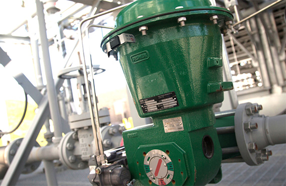 A factory worker in overalls stands ready to tackle challenges, emphasizing the importance of unplanned downtime prevention.
