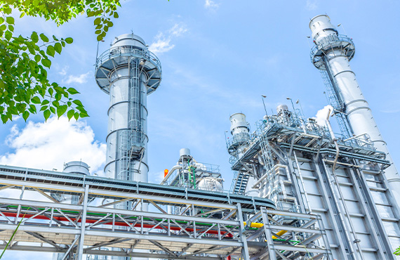 Power plant with efficient steam traps powering its system